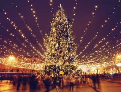 Коледните тенденции на 12 държави: От черни в Сърбия до гигантски в България