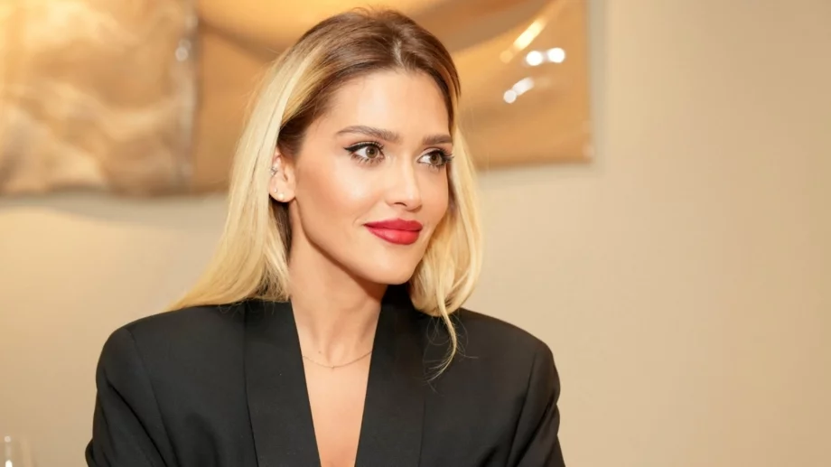 Черно-златната провокация: Вдъхновенията зад новата рокля на Теодора Хамами