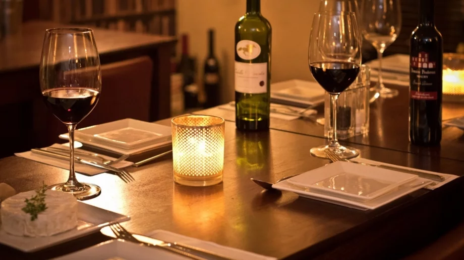 Какви са предимствата на модерните кухненски маси?