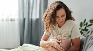 Кърмата може да предпази бебето от хранителни алергии