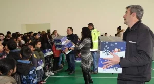 Благотворителната инициатива „Дървото на ангелите“ на ТЕЦ AES Гълъбово зарадва 238 деца за Коледа