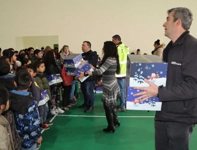 Благотворителната инициатива „Дървото на ангелите“ на ТЕЦ AES Гълъбово зарадва 238 деца за Коледа