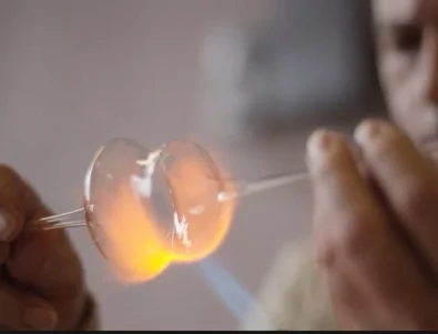 Хора с увреждания създават коледни играчки по уникален метод (ВИДЕО)