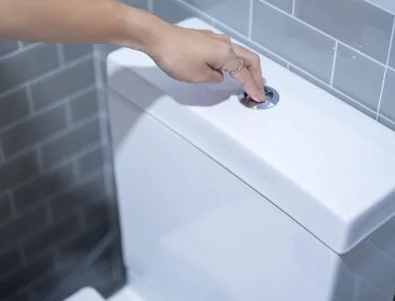 Защо слагат алуминиево фолио в тоалетната и работи ли този трик?