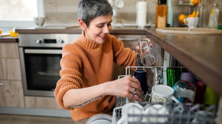 Мислите, че зареждате съдомиялната правилно? Повечето хора го правят грешно (ВИДЕО)