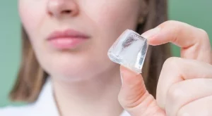 Запушен нос? Опитайте този трик с кубче лед