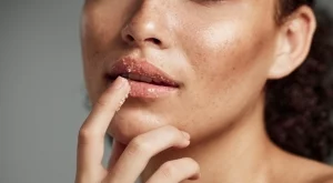 Напукани устни през зимата? Домашен скраб, който ги омекотява по-бързо от балсам