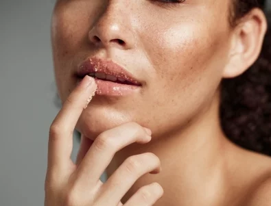 Напукани устни през зимата? Домашен скраб, който ги омекотява по-бързо от балсам