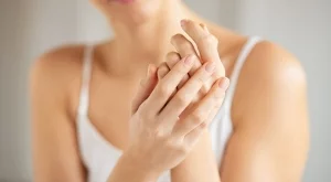 Как да предпазим кожата на ръцете през студените дни