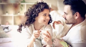 Хората в най-щастливите връзки правят тези 6 неща сутрин