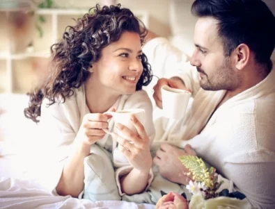 Хората в най-щастливите връзки правят тези 6 неща сутрин