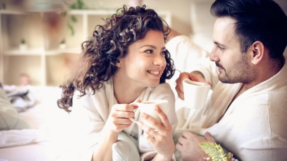 Хората в най-щастливите връзки правят тези 6 неща сутрин