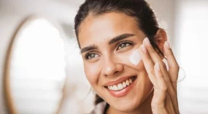 Идеални за зимата: 6 домашни крема за сияйна кожа на лицето