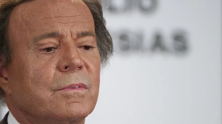 Хулио Иглесиас го закъса: Излезе клип, в който дърпа и насила целува жена (ВИДЕО)