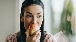 7 изненадващи ползи от яденето на ябълки преди лягане