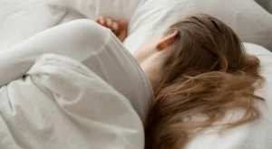 Несъзнателно си увреждате косата, докато спите: 4 чести грешки