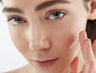 Как правилно да нанасяте овлажнител върху лицето си