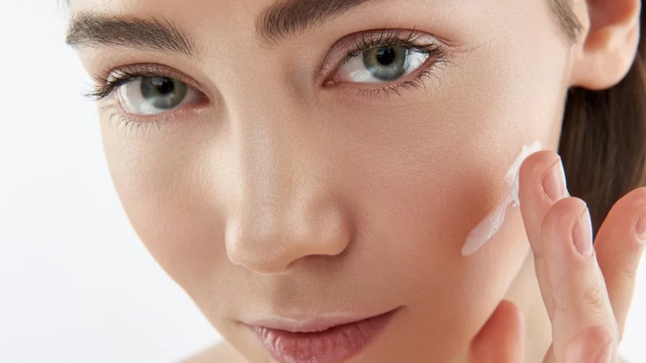 Как правилно да нанасяте овлажнител върху лицето си