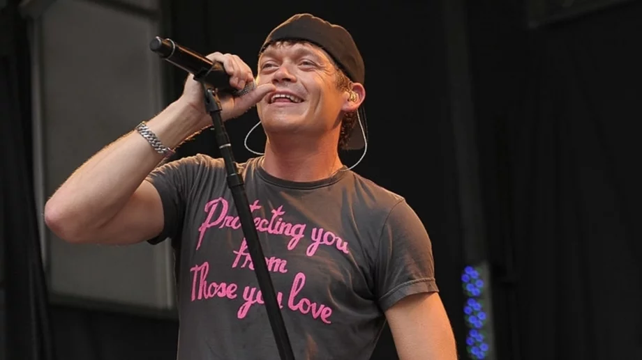 Вокалистът на 3 Doors Down почина едва на 47