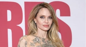 Анджелина Джоли се появи в смела "гола" рокля на премиерата на новия си филм (СНИМКИ)