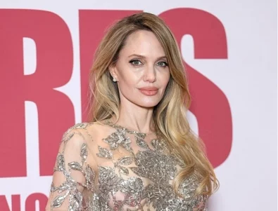 Анджелина Джоли се появи в смела "гола" рокля на премиерата на новия си филм (СНИМКИ)