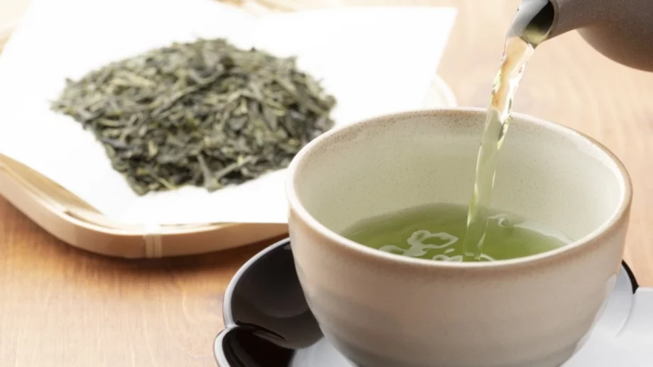 Сбогом отпусната кожа и тъмни кръгове с този домашен серум със зелен чай
