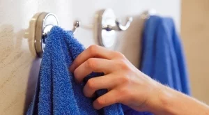Това е най-лошият начин да закачате кърпи в банята (и почти всеки го прави)
