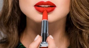 Как да нанесете червено червило, така че да издържи цял ден