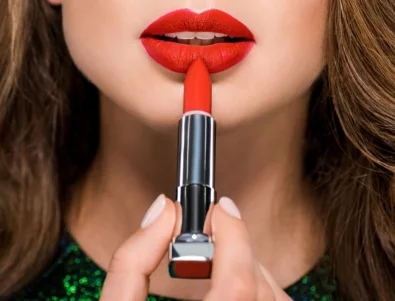 Как да нанесете червено червило, така че да издържи цял ден