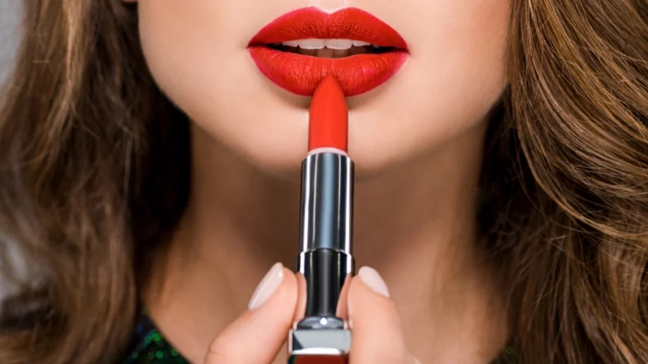 Как да нанесете червено червило, така че да издържи цял ден