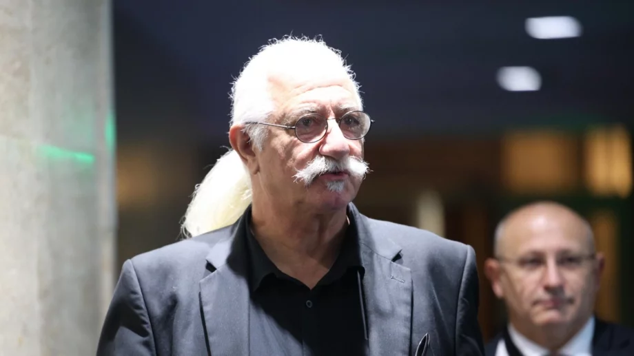 "Като две капки вода": Млада изпълнителка замества вокалния педагог Етиен Леви