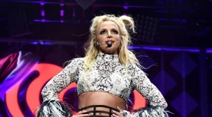 Стил, който не остарява: Дънките на Бритни Спиърс от началото на 2000 г.