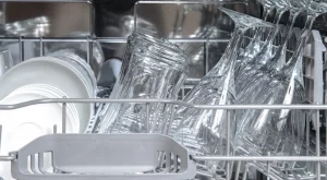 Защо съдомиялната ви оставя бели петна по чашите - и как да го поправите