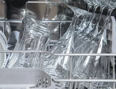 Защо съдомиялната ви оставя бели петна по чашите - и как да го поправите