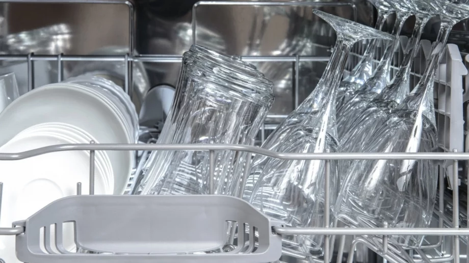 Защо съдомиялната ви оставя бели петна по чашите - и как да го поправите