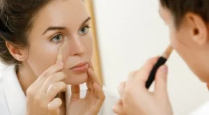 Как да предотвратите образуването на гънки от коректор под очите