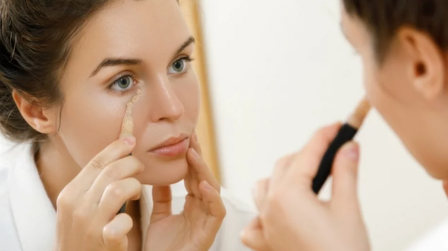 Как да предотвратите образуването на гънки от коректор под очите