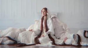 MONA завършва своята музикална трилогия с "Давам" (ВИДЕО)