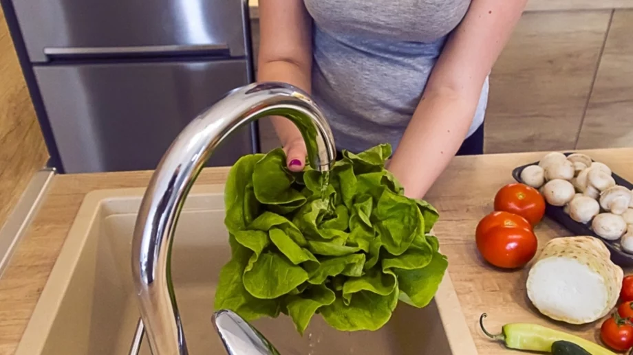 5 ефективни начина да премахнете пестицидите от зелените салати