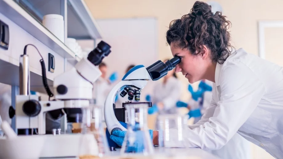 Остават 20 дни за кандидатстване за отличията "За жените в науката“ - три изследователки ще получат по 7000 евро