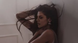 Михаела Филева говори за тревожността в новата си песен "Буря в чаша вода" (ВИДЕО) 