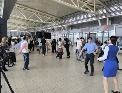 Студенти от НАТФИЗ превърнаха летище "Васил Левски" София в жива театрална сцена