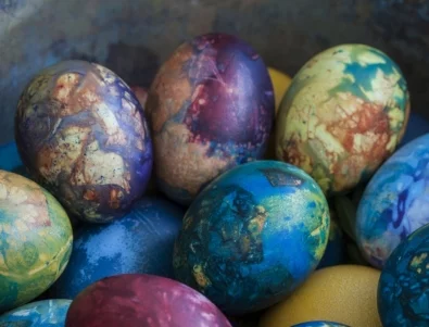 Мраморен ефект за секунди: Как алуминиевото фолио превръща яйцата в малки бижута