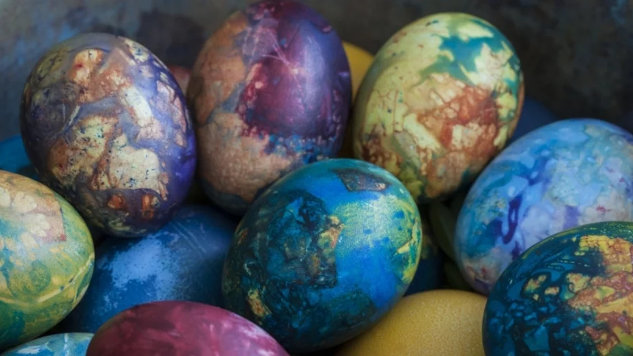 Мраморен ефект за секунди: Как алуминиевото фолио превръща яйцата в малки бижута