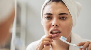 Кървят ли ви венците, когато си миете зъбите? Тялото ви отчаяно се нуждае от този витамин