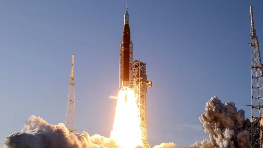 За първи път от над 50 години: Хора полетяха към Луната (ВИДЕО)