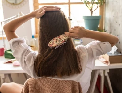 Защо трябва да миете и четката си за коса (редовно)