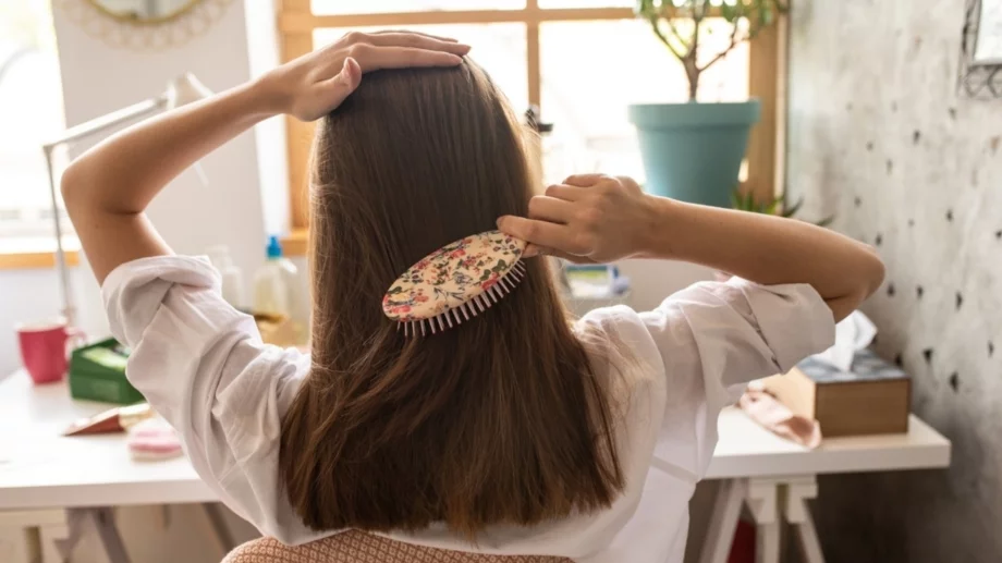 Защо трябва да миете и четката си за коса (редовно)