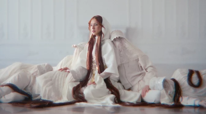 Мона и нейният "Gen Z фолклор" (ВИДЕО)