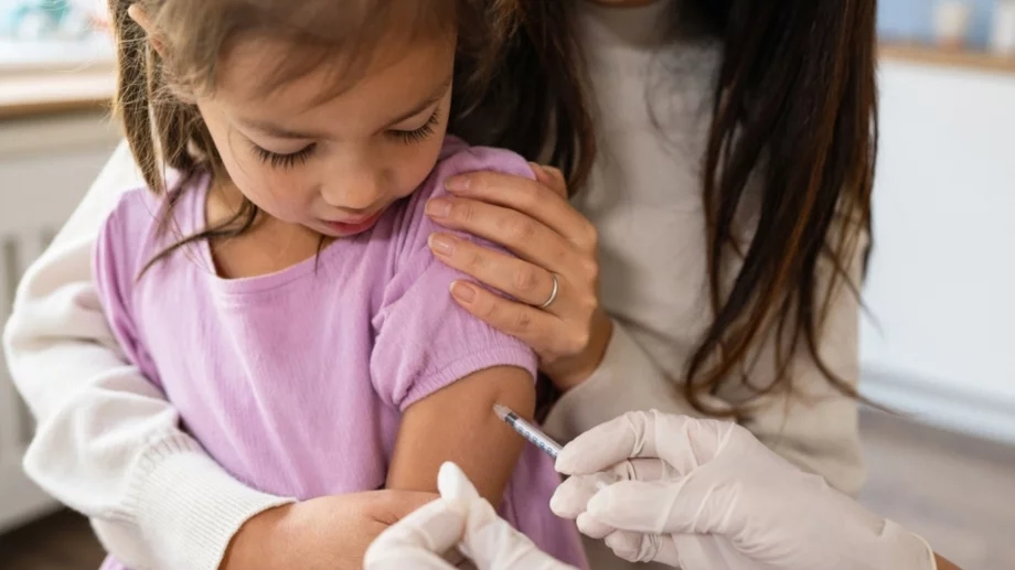 Глоба до 2500 евро и затвор грози родители, неваксинирали децата си 